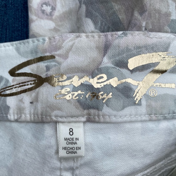 4for $20 Seven 7 size 8 white floral jeans. - Picture 5 of 9